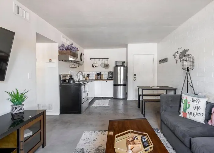 2br 6 Min To Uofa Bbq, Sunshine & Cozy Vibes! Apartment *